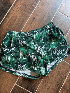 Athleta Women’s Green Tropical Print Active Shorts size small